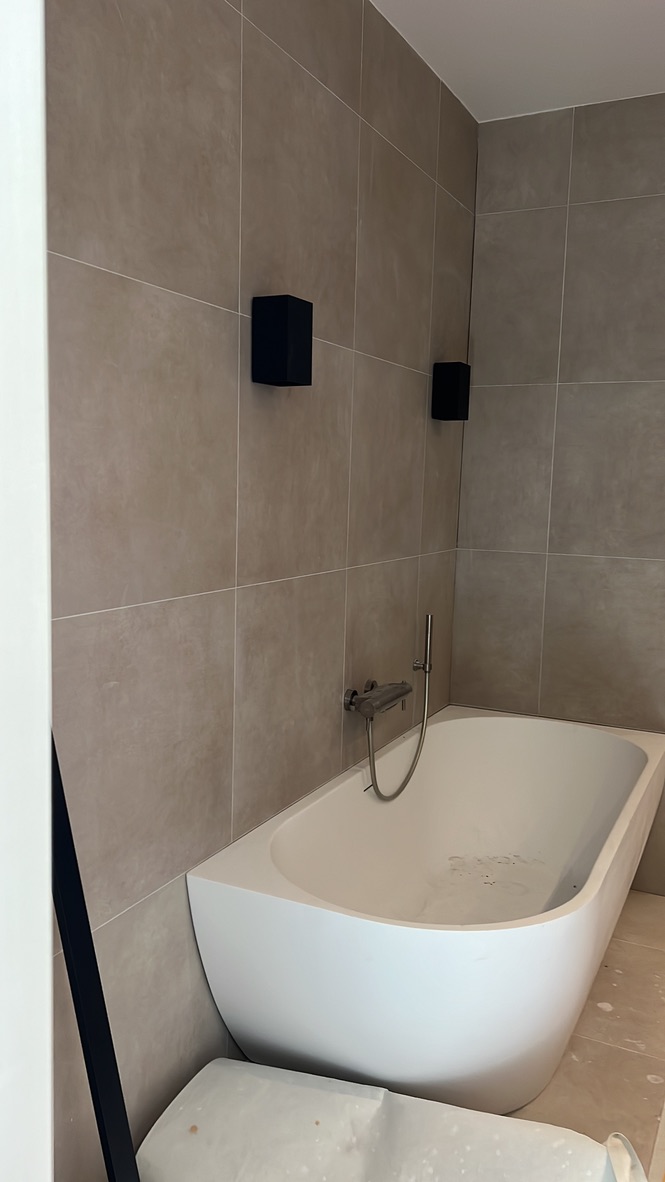 nieuwe bad en verlichting badkamer